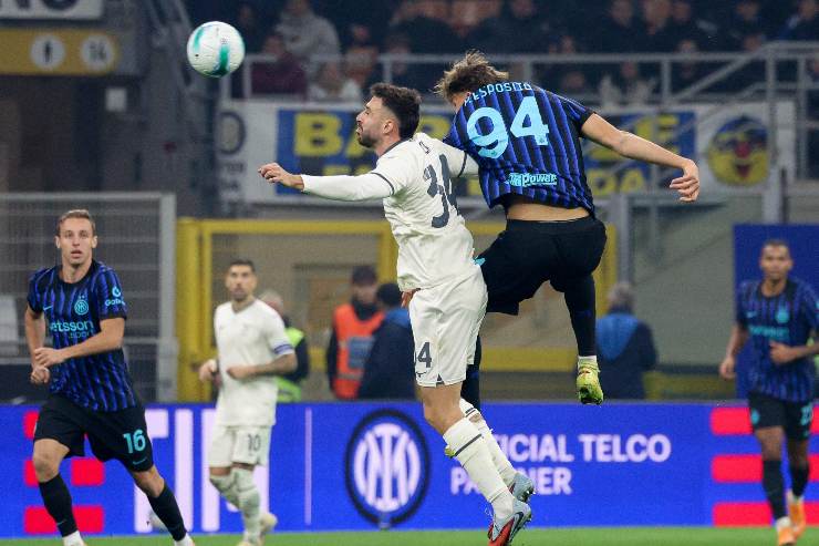 Pio Esposito incorna di testa