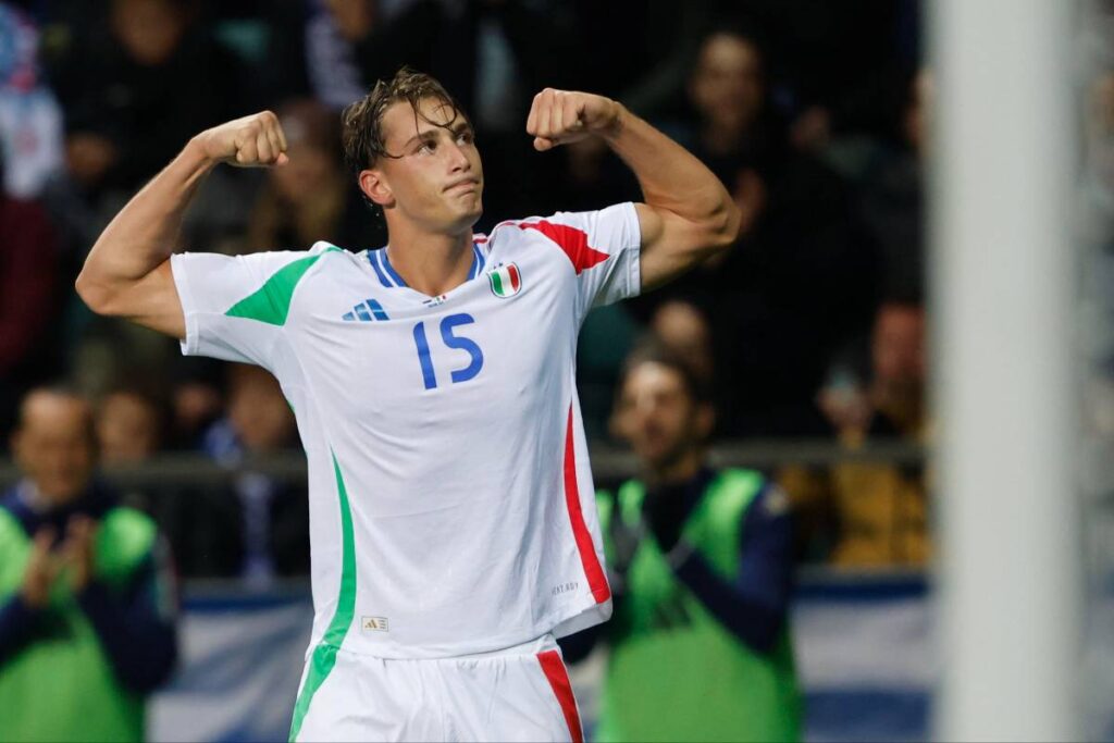 Pio Esposito mentre esulta con l'Italia