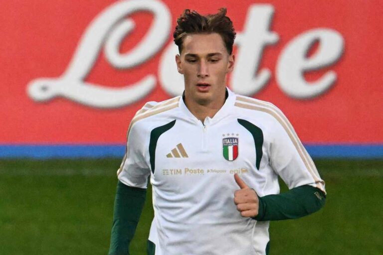 Pio Esposito in campo con la Nazionale Italiana