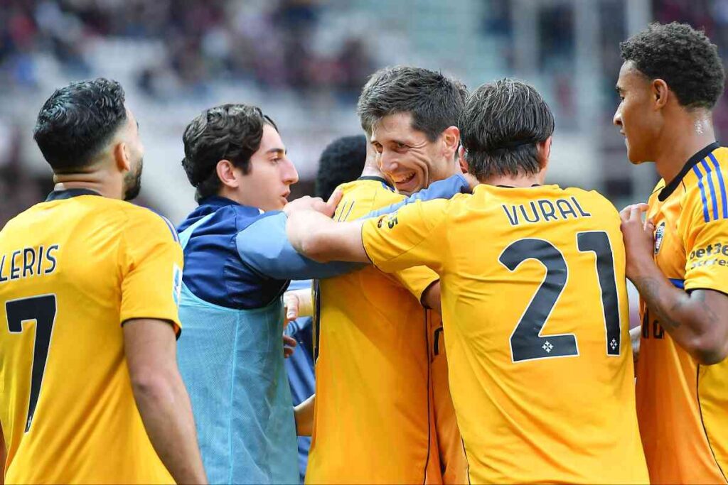 Il Pisa esulta dopo aver segnato un gol in una sfida di campionato