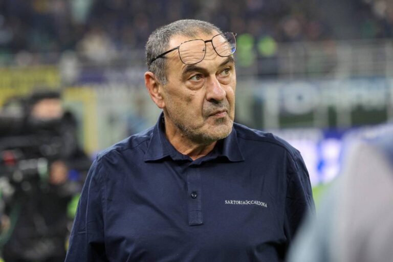 Maurizio Sarri in panchina a San Siro durante la sfida di campionato tra Inter e Lazio