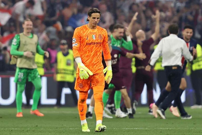 Yann Sommer sconsolato dopo la sconfitta della sua Inter contro il PSG in finale di Champions League 2025