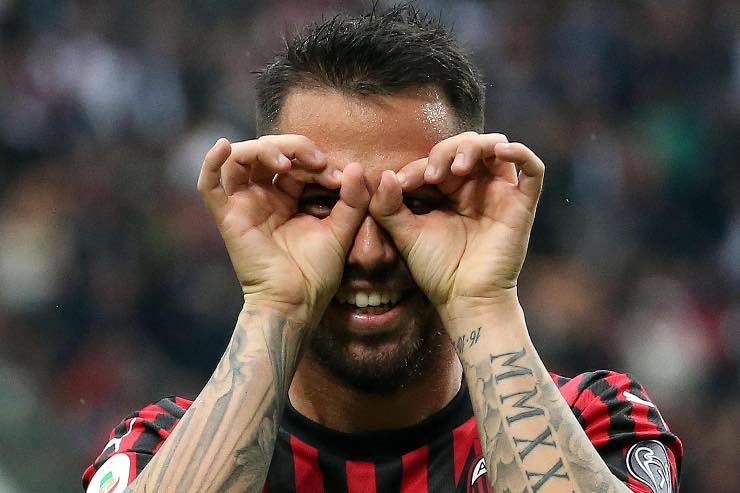 Suso esulta con la maglia del Milan in una gara di Serie A
