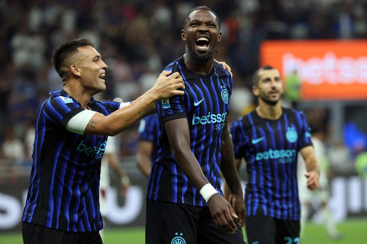 Marcus Thuram mentre sorride con i suoi compagni dopo un gol