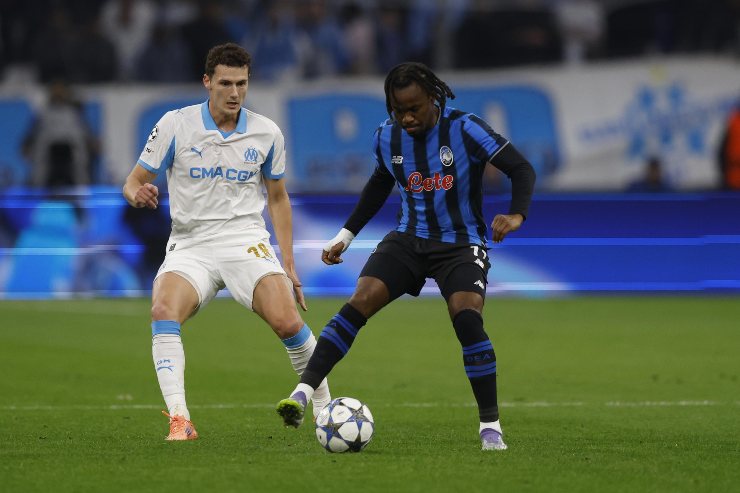 Ademola Lookman dell’Atalanta controlla il pallone pressato da un giocatore del Marsiglia durante la partita di Champions League 2025/2026.