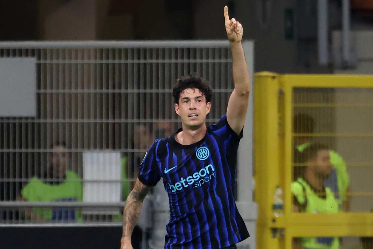Alessandro Bastoni, difensore dell’Inter, esulta dopo aver segnato un gol nella stagione di Serie A 2025/2026.