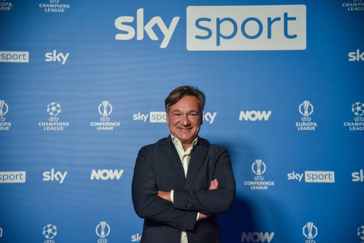 Fabio Caressa posa davanti al backdrop Sky Sport durante un evento dedicato alle competizioni UEFA nel 2025.