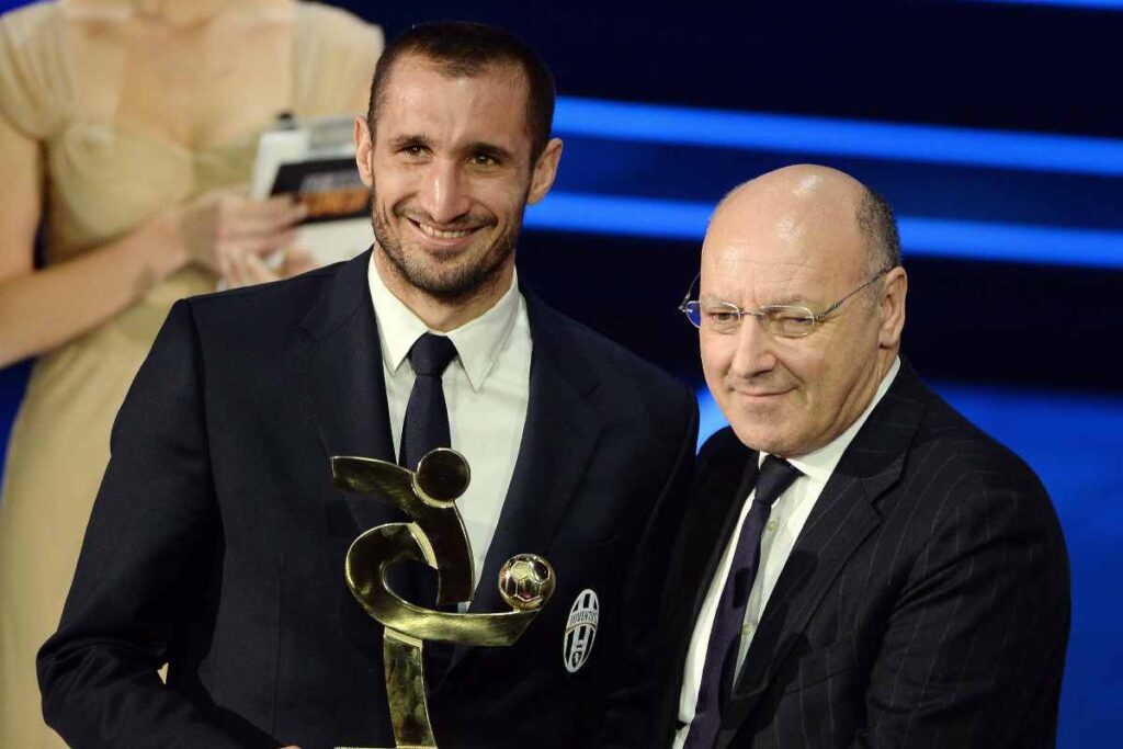 Giorgio Chiellini e Beppe Marotta sorridono durante la consegna di un premio AIC, oggi dirigenti di Juventus e Inter.