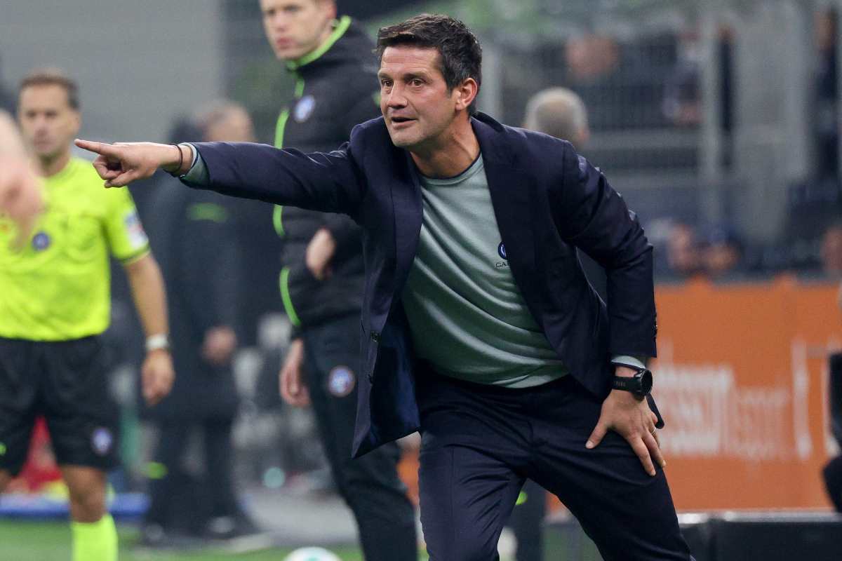 Chivu indica ai giocatori in campo durante una partita dell'Inter