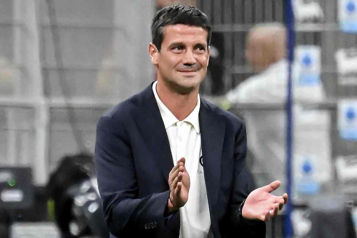 Chivu applaude soddisfatto durante una partita dell'Inter