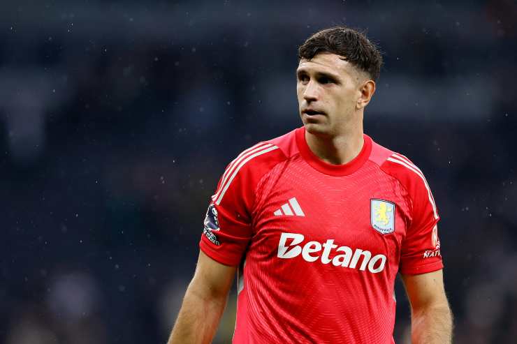 Emiliano Martinez in campo con la maglia dell'Aston Villa in Premier League