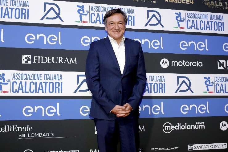 Fabio Caressa posa sul red carpet del Gran Galà del Calcio 2024 organizzato dall’Associazione Italiana Calciatori.