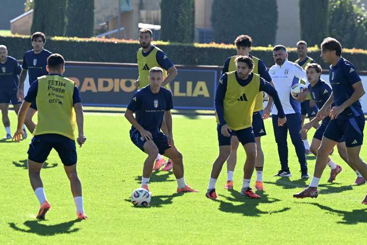 Manuel Locatelli e Davide Frattesi durante un allenamento con la Nazionale Italiana a Coverciano.