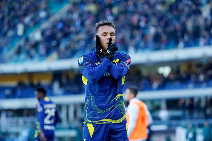 Giovane esulta dopo un gol segnato con la maglia del Verona