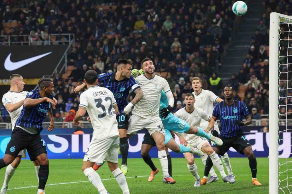 Un contrasto aereo fra Gila e Lautaro durante Inter-Lazio