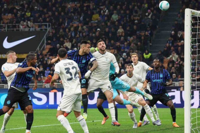 Un contrasto aereo fra Gila e Lautaro durante Inter-Lazio