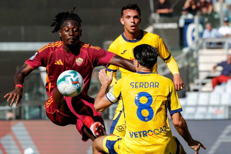Suat Serdar del Verona contrasta Koné della Roma durante una partita di Serie A.