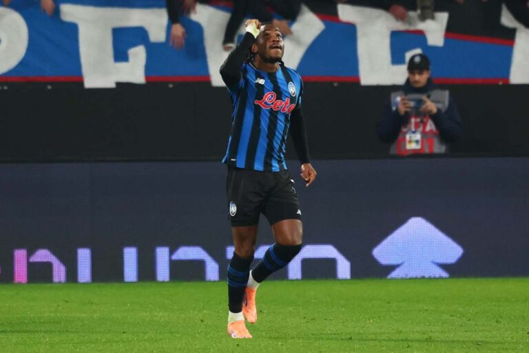 Ademola Lookman dell’Atalanta esulta dopo aver segnato un gol in Serie A 2025/2026, rivolgendosi ai tifosi con la maglia nerazzurra.