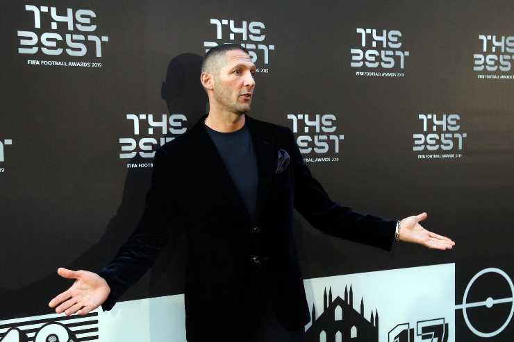 Marco Materazzi posa sul red carpet durante un evento calcistico internazionale di qualche anno fa.