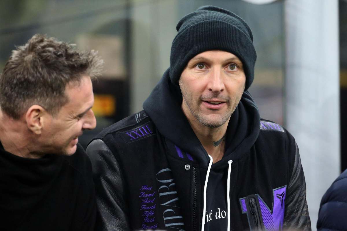 Marco Materazzi osserva una partita dell’Inter dagli spalti di San Siro