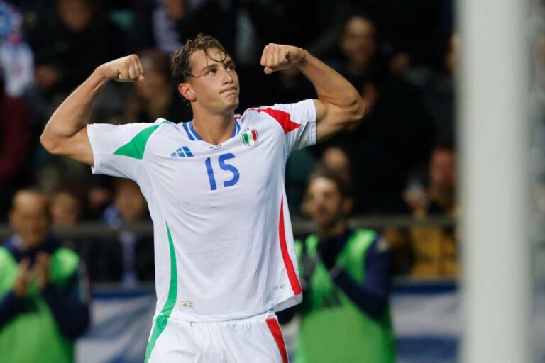 Pio Esposito esulta per il gol in Nazionale