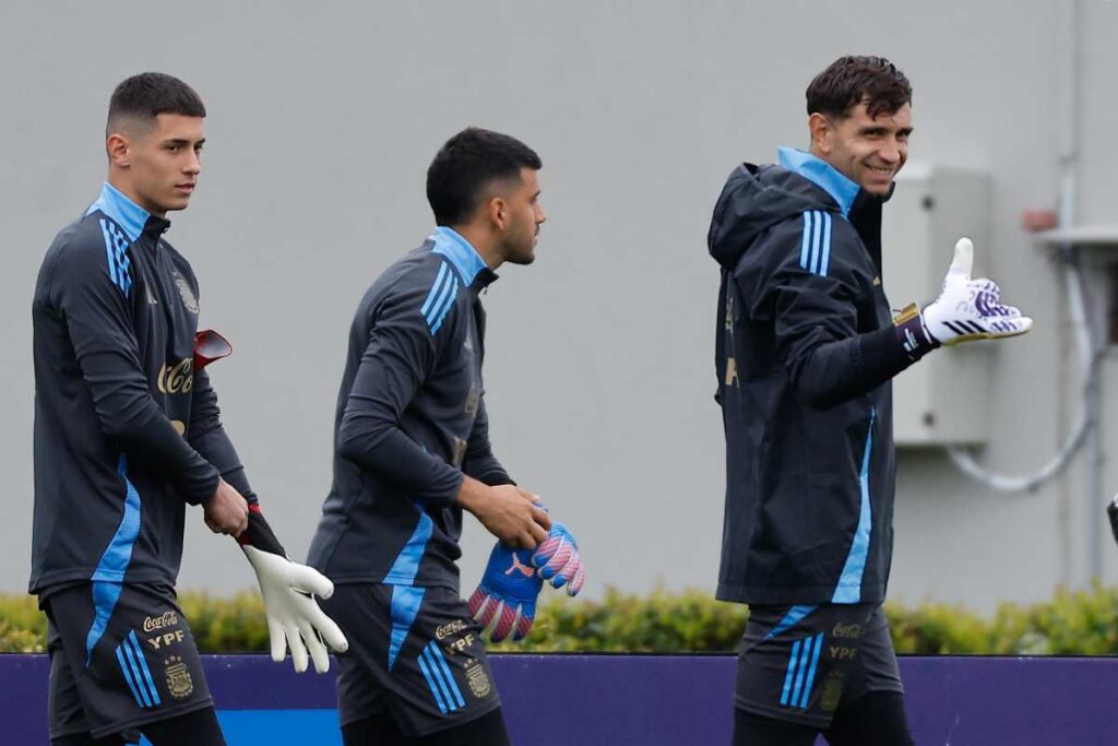 Dibu Martinez e gli altri portieri dell'Argentina in campo per allenarsi