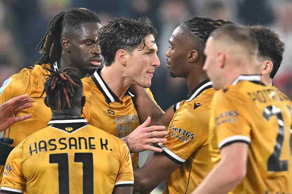 Giocatori dell'Udinese si abbracciano dopo un gol