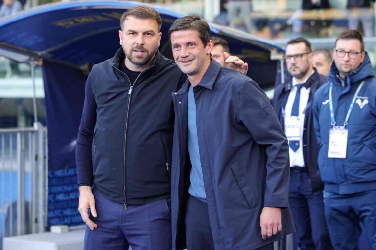 Paolo Zanetti e Cristian Chivu, allenatori di Verona e Inter, si salutano prima della partita di Serie A.