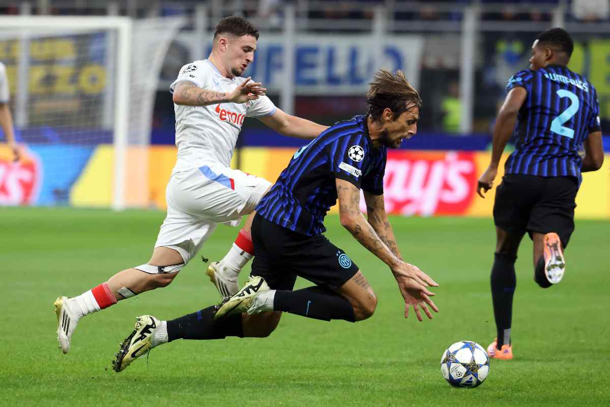 Francesco Acerbi in campo a San Siro durante la sfida di Champions League tra Inter e Stella Rossa