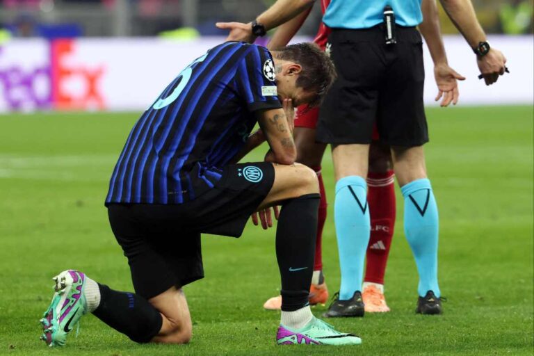 Francesco Acerbi dolorante per un infortunio accusato durante la sfida di Champions tra Inter e Liverpool