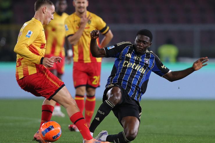 Akinsanmiro in azione contro il Lecce