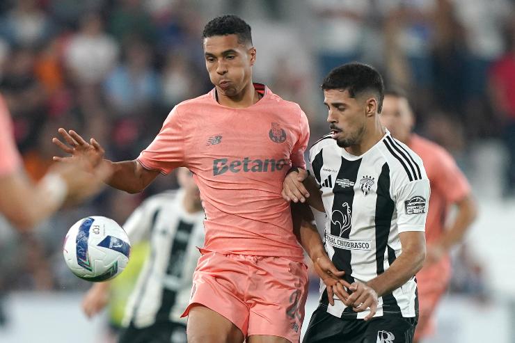 Alberto Costa, terzino portoghese del Porto, nel match contro il Celoricense 