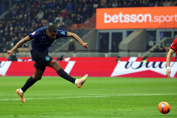 Andy Diouf in azione con la maglia dell'Inter durante una partita di Coppa Italia allo stadio San Siro