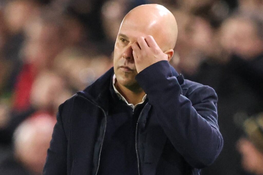Il tecnico del Liverpool Arne Slot sconsolato in panchina