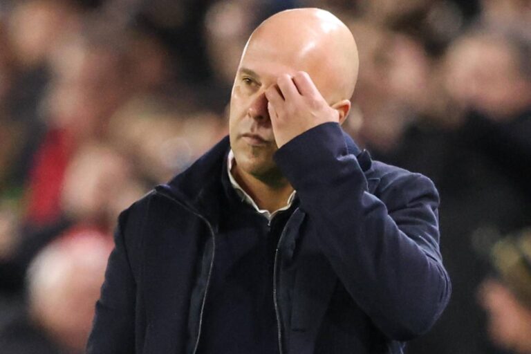 Il tecnico del Liverpool Arne Slot sconsolato in panchina