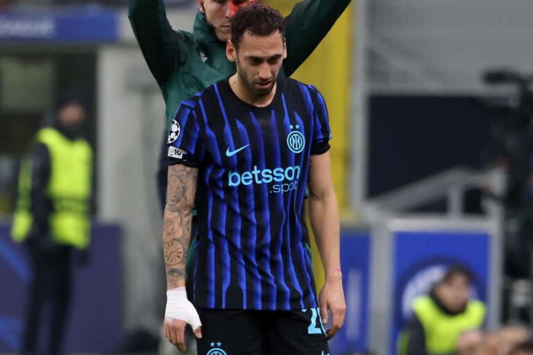 Calhanoglu esce dal campo contro il Liverpool