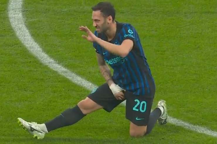 Calhanoglu a terra dopo l’infortunio, cambio forzato per l’Inter contro il Liverpool.