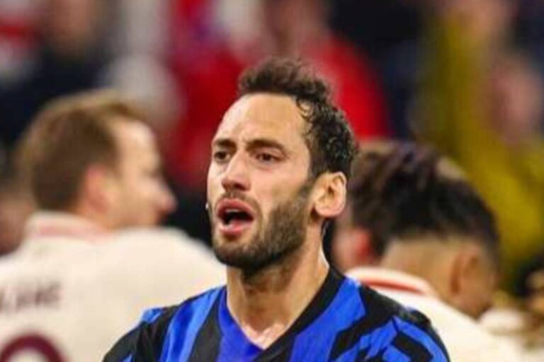 Calhanoglu si rammarica dopo aver subito un gol con l'Inter