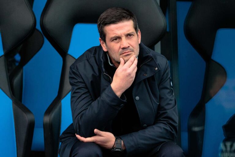 Cristian Chivu pensieroso in panchina durante una partita di campionato dell'Inter