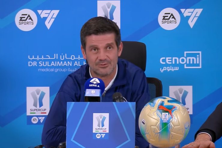 Cristian Chivu durante la conferenza stampa alla vigilia della semifinale di Supercoppa tra Bologna ed Inter