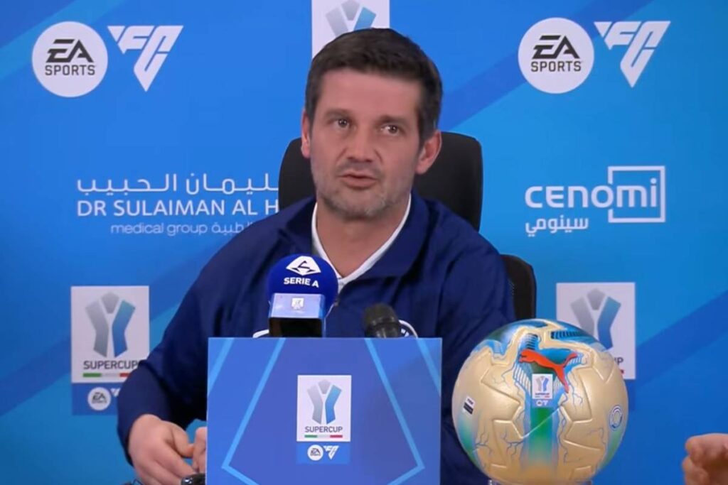 Cristian Chivu durante la conferenza stampa alla vigilia della semifinale di Supercoppa tra Bologna ed Inter