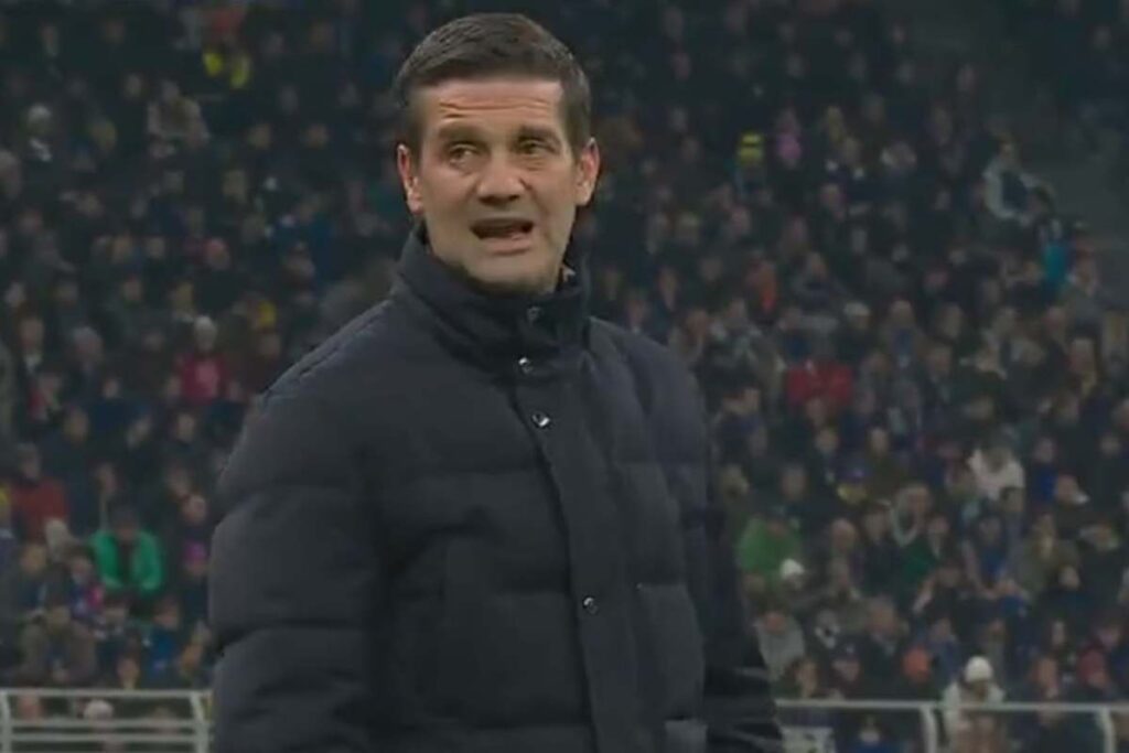 Chivu in panchina durante la sfida di Champions League dell'Inter