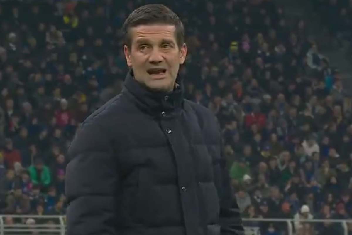 Chivu in panchina durante la sfida di Champions League dell'Inter