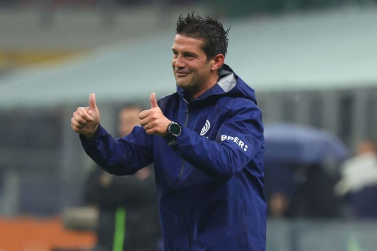 Chivu sorridente in panchina contro la Fiorentina