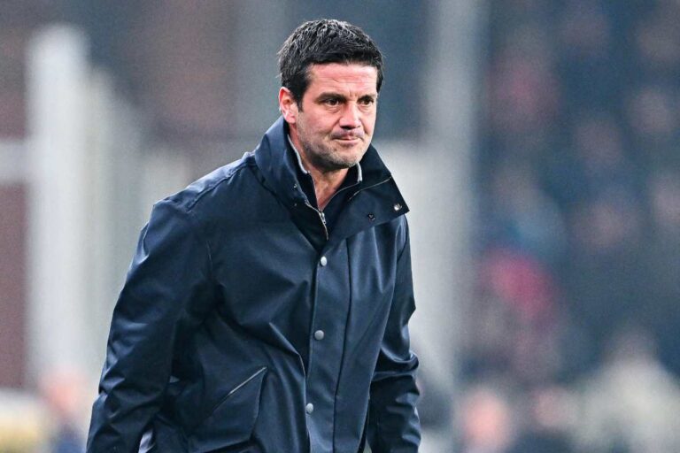 Chivu osserva la squadra dalla panchina