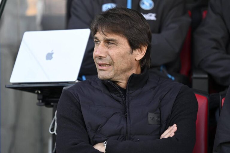 Antonio Conte in panchina durante la sfida di campionato tra Cremonese e Napoli