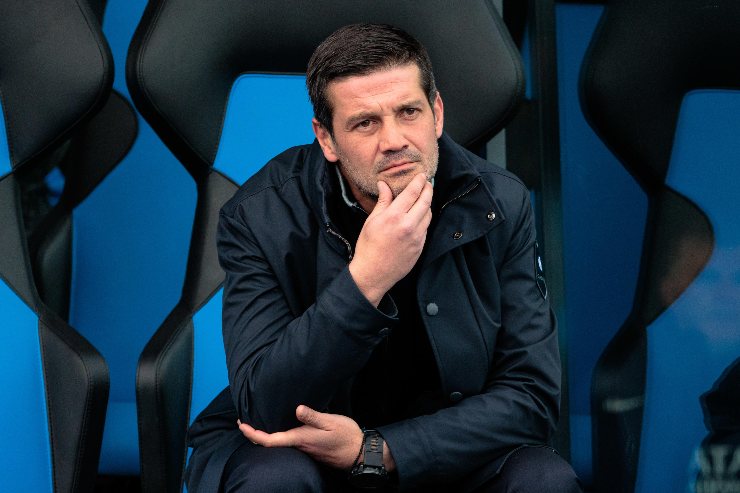 Cristian Chivu pensieroso sulla panchina dell'Inter durante una partita di campionato alla Cetilar Arena