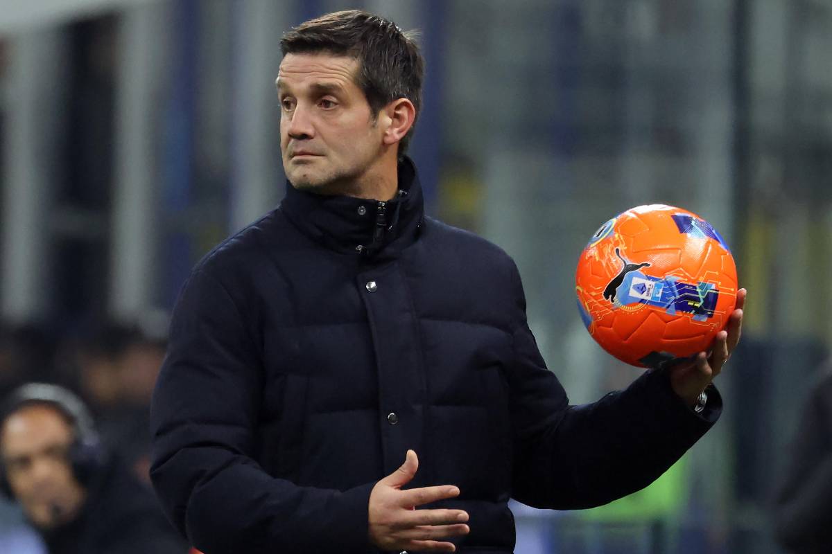 Cristian Chivu in panchina con l'Inter durante una partita di Coppa Italia allo stadio San Siro