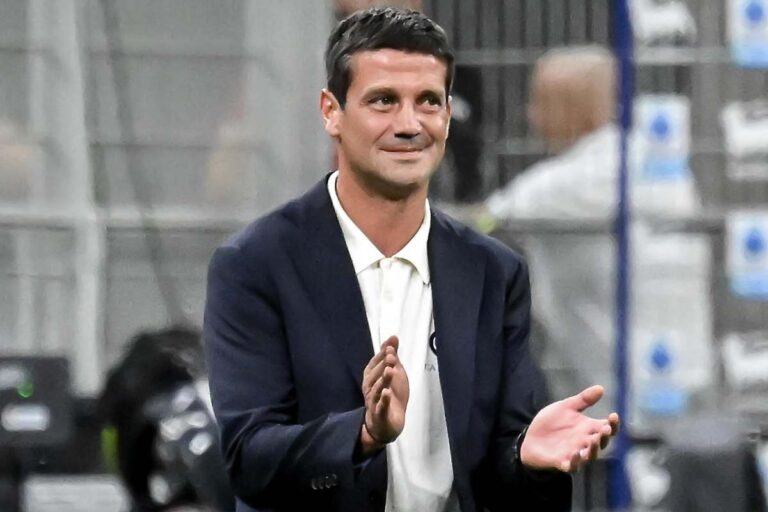 L'allenatore dell'Inter Cristian Chivu sorridente durante una partita di campionato allo stadio San Siro