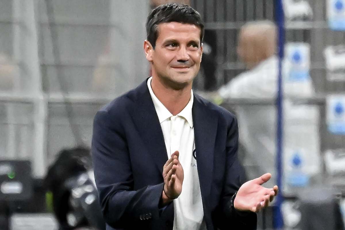 L'allenatore dell'Inter Cristian Chivu sorridente durante una partita di campionato allo stadio San Siro